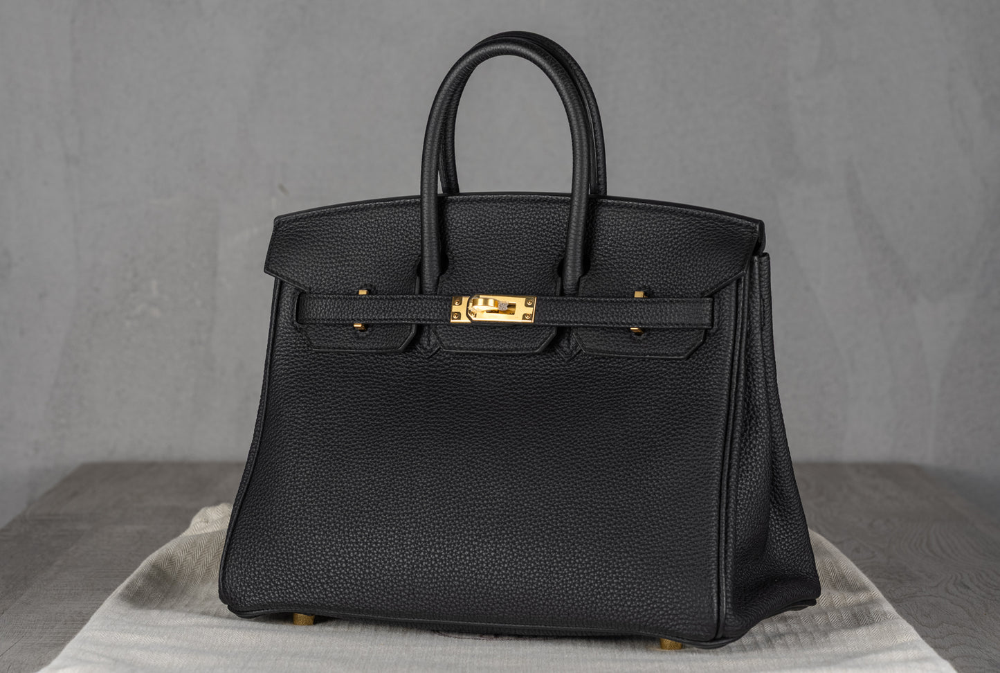Hermès B25 Birkin 25 Retourne Bag in Noir Togo Leather with Gold Hardware