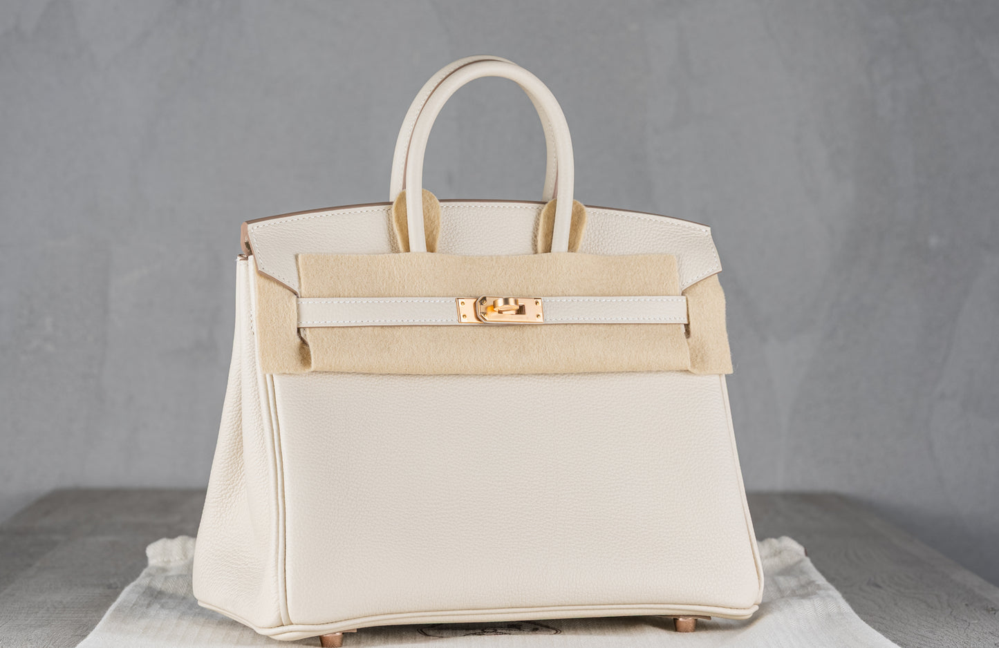 Hermès B25 Birkin 25 Retourne Bag in Craie Togo Leather with Gold Hardware