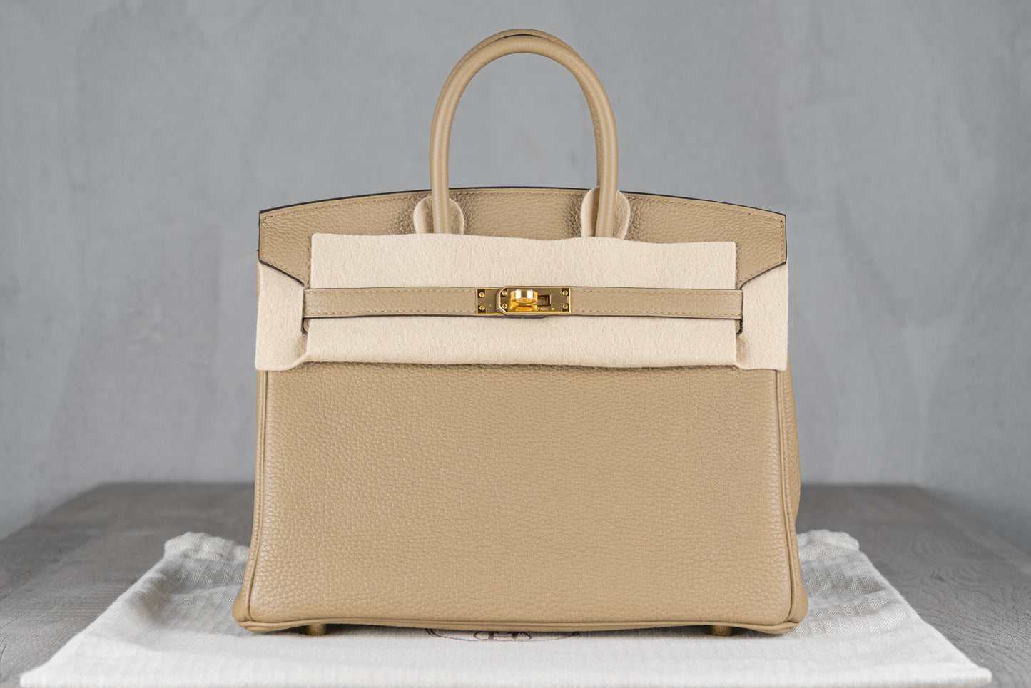 Hermès B25 Birkin 25 Retourne Bag in Beige Marfa Togo Leather with Gold Hardware