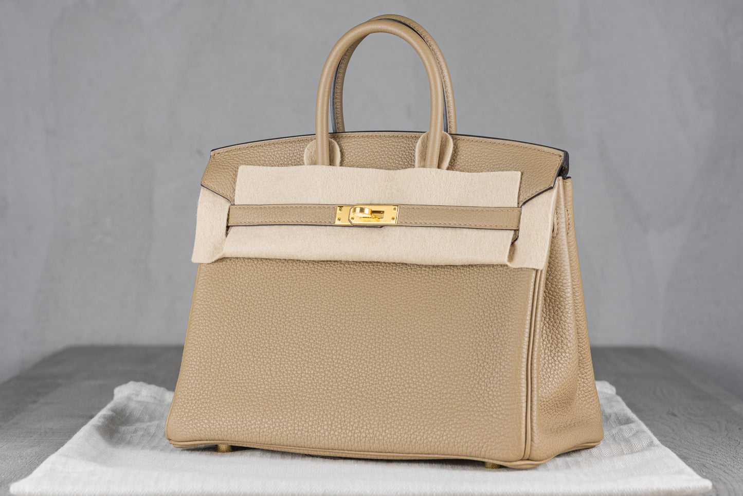 Hermès B25 Birkin 25 Retourne Bag in Beige Marfa Togo Leather with Gold Hardware