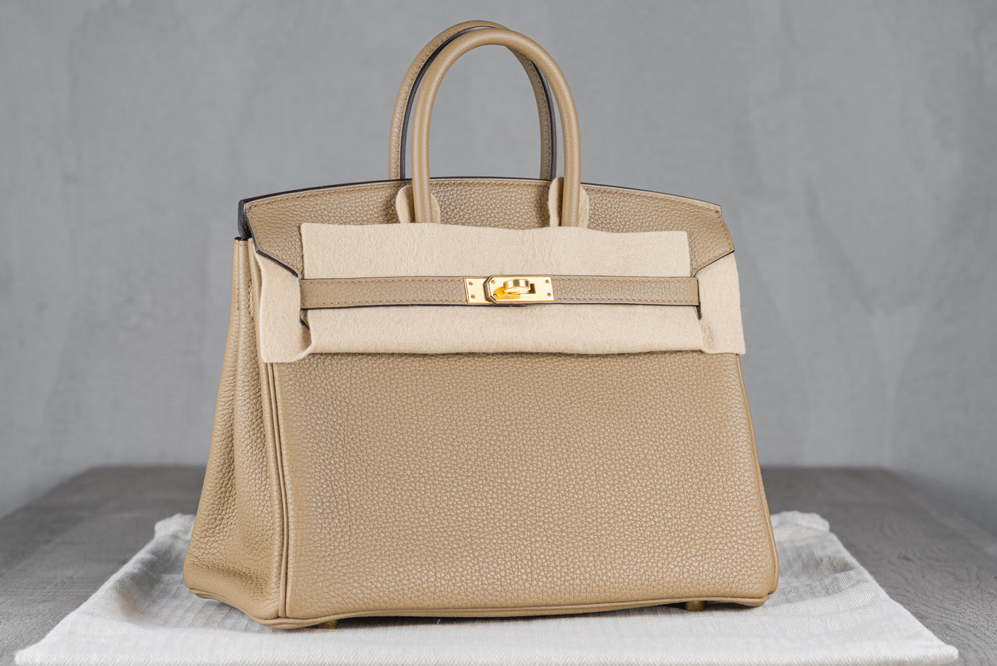 Hermès B25 Birkin 25 Retourne Bag in Beige Marfa Togo Leather with Gold Hardware
